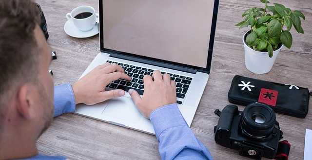 How designers & photographers can build a portfolio website with AI for free (Layouts + prompts)